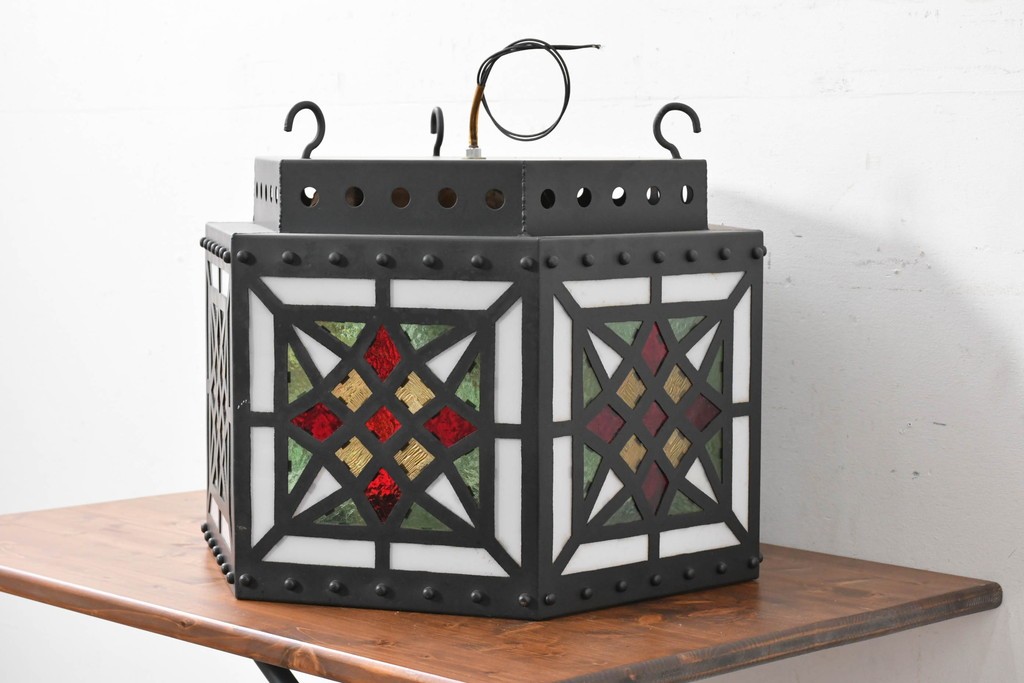 中古　金工職人　飯野歌之助作　幾何学的なステンドグラスのデザインが目を引くペンダントライト　(R-086997)