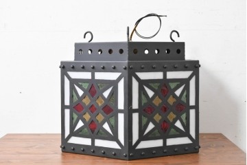 中古　金工職人　飯野歌之助作　幾何学的なステンドグラスのデザインが目を引くペンダントライト　(R-086997)