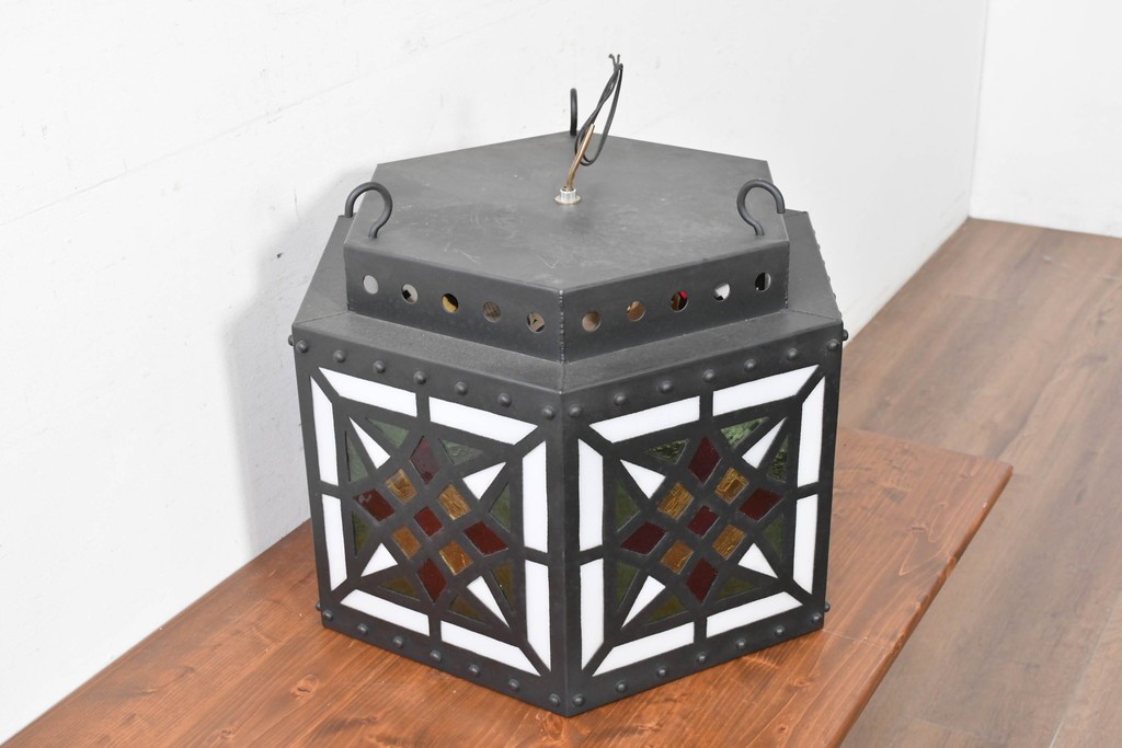 中古　金工職人　飯野歌之助作　幾何学的なステンドグラスのデザインが目を引くペンダントライト　(R-086997)