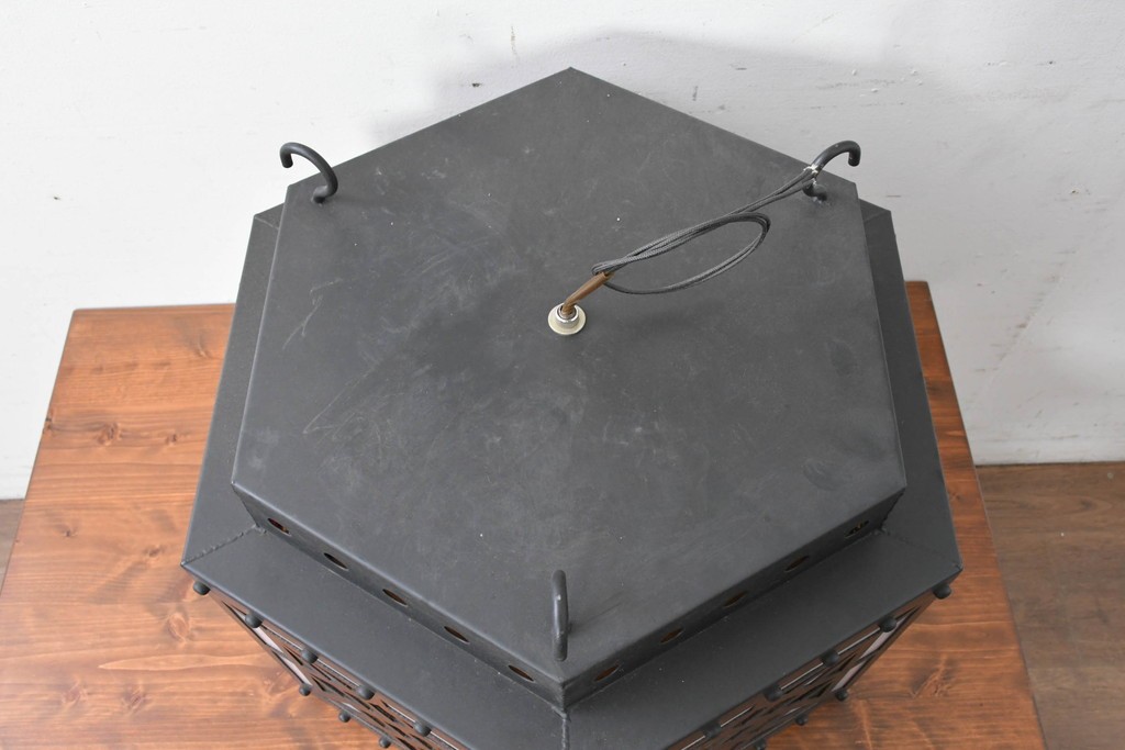 中古　金工職人　飯野歌之助作　幾何学的なステンドグラスのデザインが目を引くペンダントライト　(R-086997)