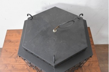 中古　金工職人　飯野歌之助作　幾何学的なステンドグラスのデザインが目を引くペンダントライト　(R-086997)