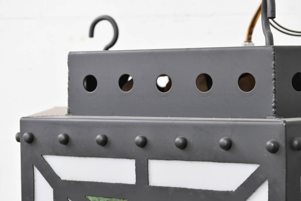 中古　金工職人　飯野歌之助作　幾何学的なステンドグラスのデザインが目を引くペンダントライト　(R-086997)