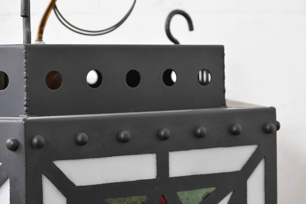 中古　金工職人　飯野歌之助作　幾何学的なステンドグラスのデザインが目を引くペンダントライト　(R-086997)