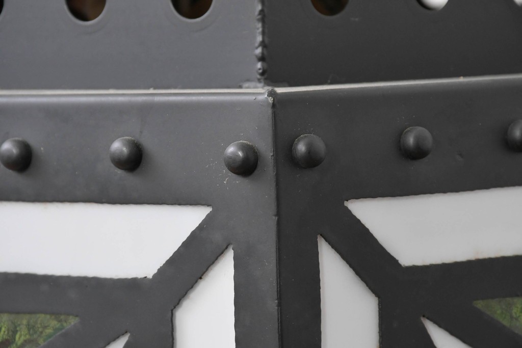 中古　金工職人　飯野歌之助作　幾何学的なステンドグラスのデザインが目を引くペンダントライト　(R-086997)