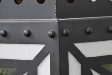 中古　金工職人　飯野歌之助作　幾何学的なステンドグラスのデザインが目を引くペンダントライト　(R-086997)