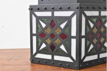 中古　金工職人　飯野歌之助作　幾何学的なステンドグラスのデザインが目を引くペンダントライト　(R-086997)