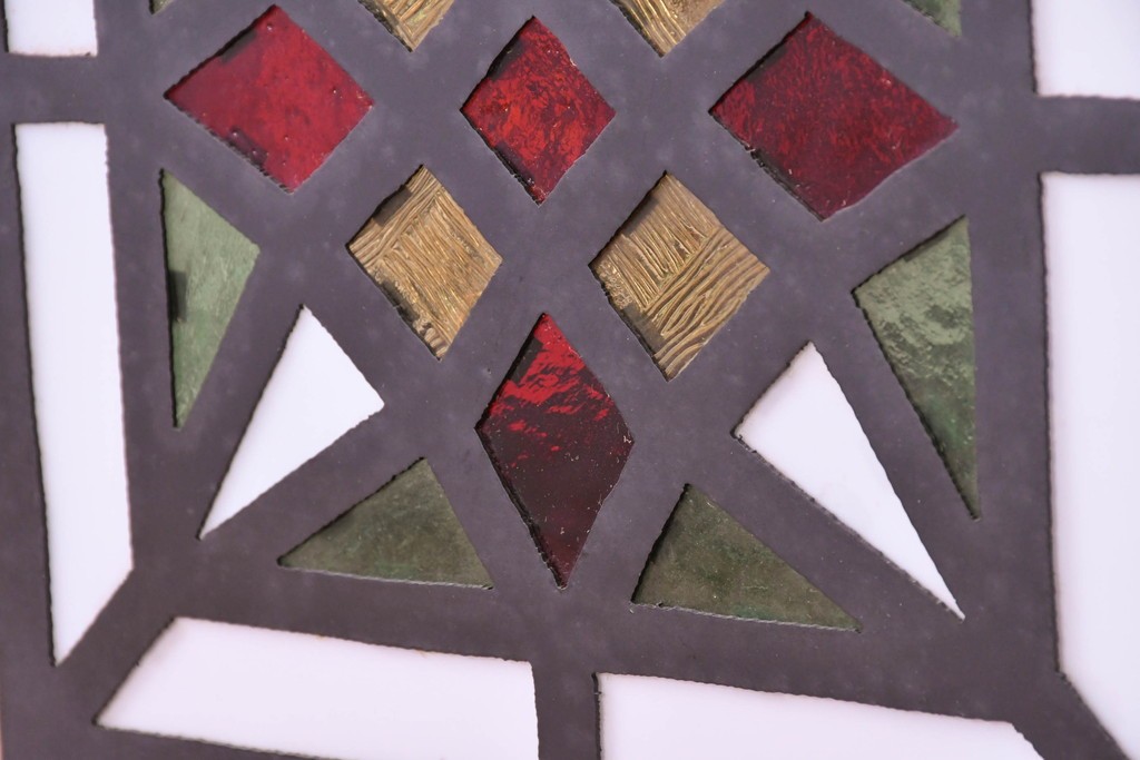 中古　金工職人　飯野歌之助作　幾何学的なステンドグラスのデザインが目を引くペンダントライト　(R-086997)