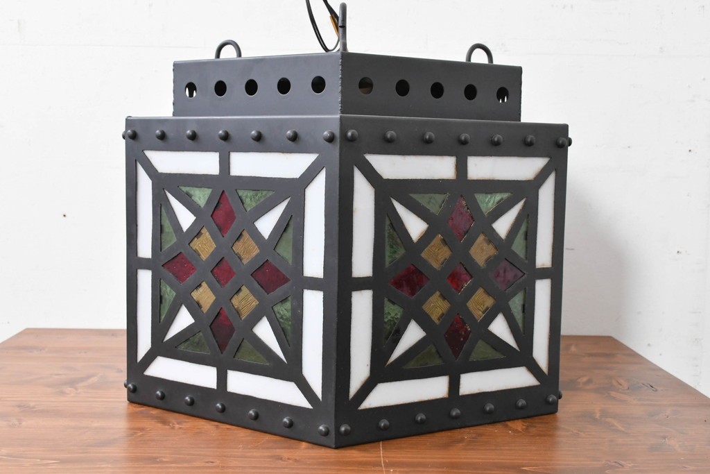 中古　金工職人　飯野歌之助作　幾何学的なステンドグラスのデザインが目を引くペンダントライト　(R-086997)