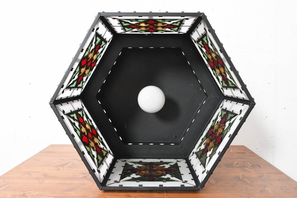 中古　金工職人　飯野歌之助作　幾何学的なステンドグラスのデザインが目を引くペンダントライト　(R-086997)