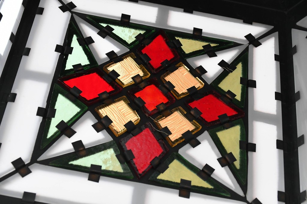 中古　金工職人　飯野歌之助作　幾何学的なステンドグラスのデザインが目を引くペンダントライト　(R-086997)