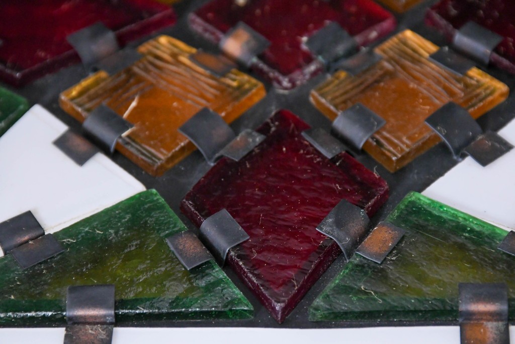 中古　金工職人　飯野歌之助作　幾何学的なステンドグラスのデザインが目を引くペンダントライト　(R-086997)