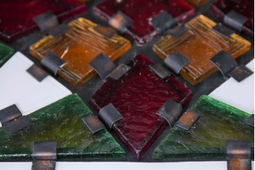 中古　金工職人　飯野歌之助作　幾何学的なステンドグラスのデザインが目を引くペンダントライト　(R-086997)