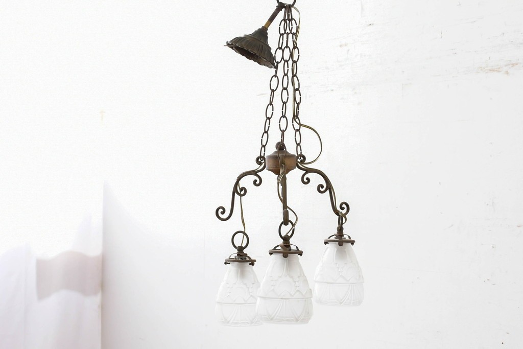 フランスアンティーク　Vianne(ヴィアンヌ)社　装飾ガラスシェードの3灯シャンデリア　(R-086999)