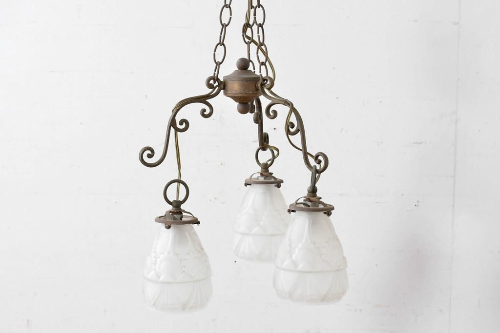 フランスアンティーク　Vianne(ヴィアンヌ)社　装飾ガラスシェードの3灯シャンデリア　(R-086999)