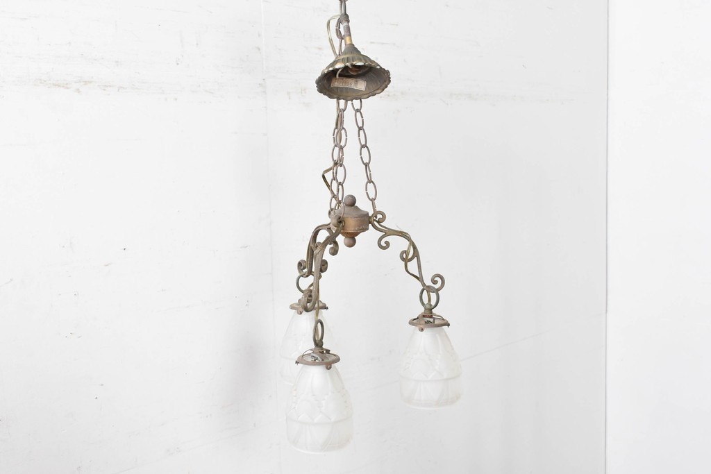 フランスアンティーク　Vianne(ヴィアンヌ)社　装飾ガラスシェードの3灯シャンデリア　(R-086999)