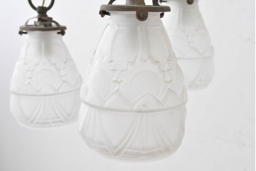 フランスアンティーク　Vianne(ヴィアンヌ)社　装飾ガラスシェードの3灯シャンデリア　(R-086999)