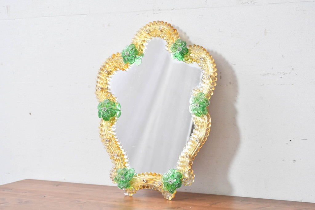 中古　イタリア製　ムラノガラス(ムラーノガラス)　ヴェネチアンガラス　フラワーモチーフが目を惹くウォールミラー　(R-087004)