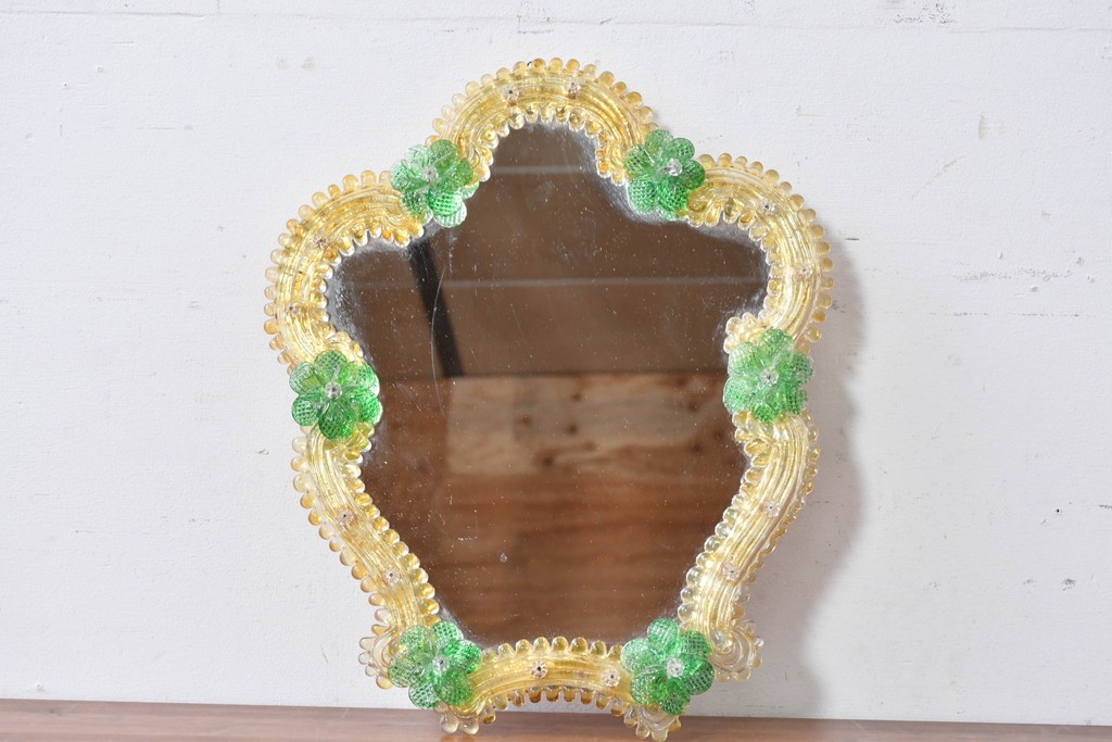 中古　イタリア製　ムラノガラス(ムラーノガラス)　ヴェネチアンガラス　フラワーモチーフが目を惹くウォールミラー　(R-087004)