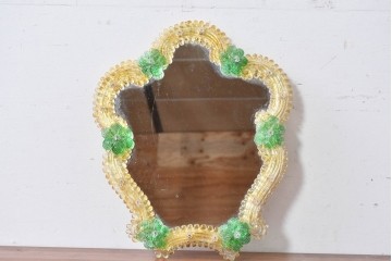 中古　イタリア製　ムラノガラス(ムラーノガラス)　ヴェネチアンガラス　フラワーモチーフが目を惹くウォールミラー　(R-087004)