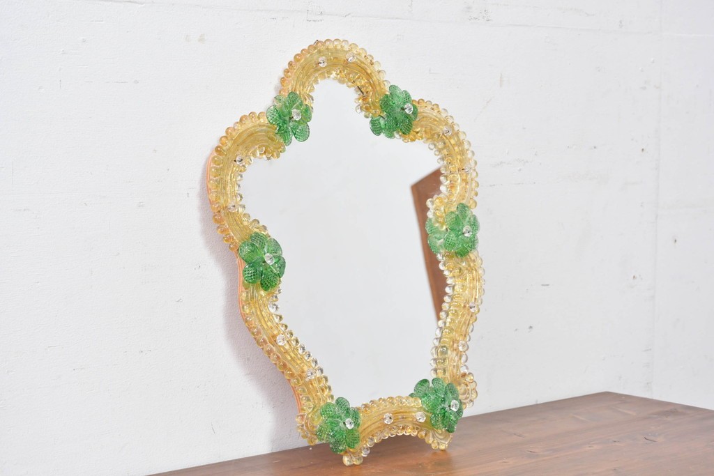 中古　イタリア製　ムラノガラス(ムラーノガラス)　ヴェネチアンガラス　フラワーモチーフが目を惹くウォールミラー　(R-087004)