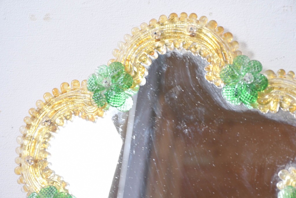 中古　イタリア製　ムラノガラス(ムラーノガラス)　ヴェネチアンガラス　フラワーモチーフが目を惹くウォールミラー　(R-087004)