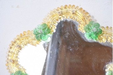 中古　イタリア製　ムラノガラス(ムラーノガラス)　ヴェネチアンガラス　フラワーモチーフが目を惹くウォールミラー　(R-087004)