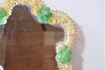中古　イタリア製　ムラノガラス(ムラーノガラス)　ヴェネチアンガラス　フラワーモチーフが目を惹くウォールミラー　(R-087004)