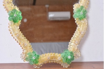 中古　イタリア製　ムラノガラス(ムラーノガラス)　ヴェネチアンガラス　フラワーモチーフが目を惹くウォールミラー　(R-087004)