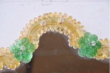 中古　イタリア製　ムラノガラス(ムラーノガラス)　ヴェネチアンガラス　フラワーモチーフが目を惹くウォールミラー　(R-087004)