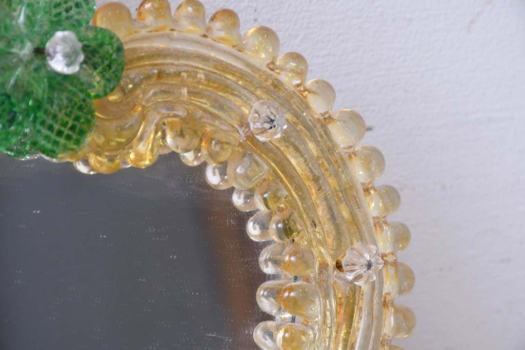 中古　イタリア製　ムラノガラス(ムラーノガラス)　ヴェネチアンガラス　フラワーモチーフが目を惹くウォールミラー　(R-087004)