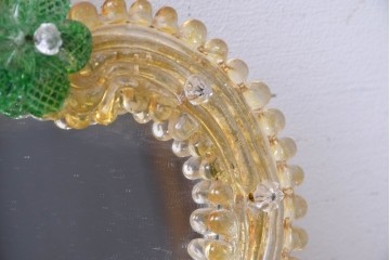 中古　イタリア製　ムラノガラス(ムラーノガラス)　ヴェネチアンガラス　フラワーモチーフが目を惹くウォールミラー　(R-087004)