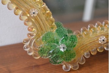 中古　イタリア製　ムラノガラス(ムラーノガラス)　ヴェネチアンガラス　フラワーモチーフが目を惹くウォールミラー　(R-087004)