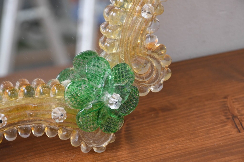 中古　イタリア製　ムラノガラス(ムラーノガラス)　ヴェネチアンガラス　フラワーモチーフが目を惹くウォールミラー　(R-087004)