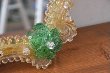 中古　イタリア製　ムラノガラス(ムラーノガラス)　ヴェネチアンガラス　フラワーモチーフが目を惹くウォールミラー　(R-087004)