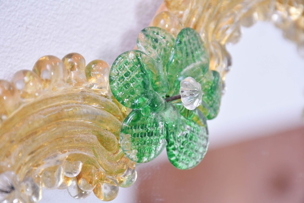 中古　イタリア製　ムラノガラス(ムラーノガラス)　ヴェネチアンガラス　フラワーモチーフが目を惹くウォールミラー　(R-087004)