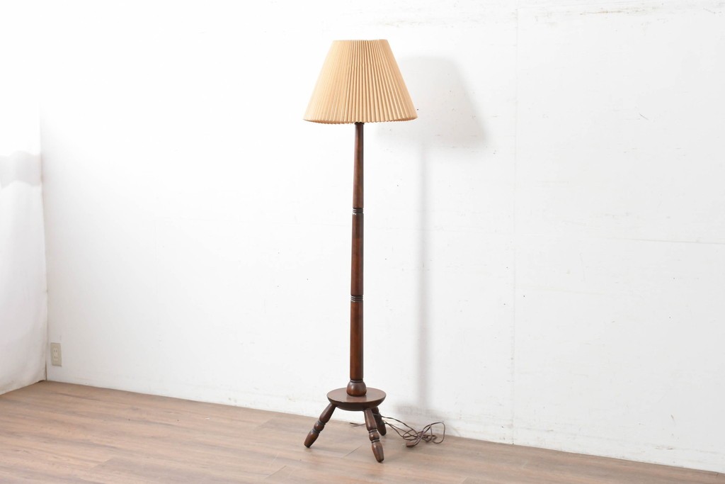 ヴィンテージ照明　松本民芸家具　挽き物の三本脚が目を惹くB型フロアスタンド　(R-087005)
