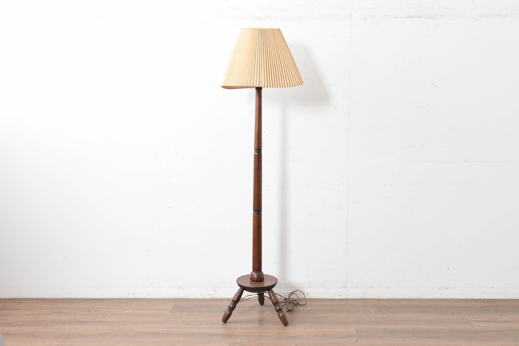 ヴィンテージ照明　松本民芸家具　挽き物の三本脚が目を惹くB型フロアスタンド　(R-087005)