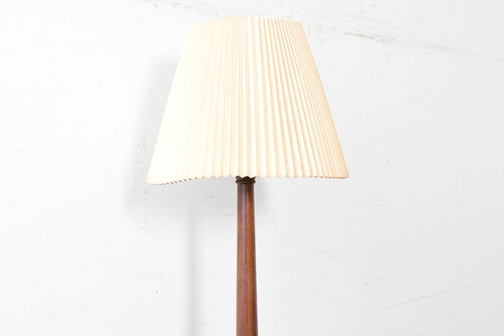 ヴィンテージ照明　松本民芸家具　挽き物の三本脚が目を惹くB型フロアスタンド　(R-087005)