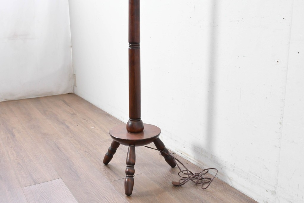 ヴィンテージ照明　松本民芸家具　挽き物の三本脚が目を惹くB型フロアスタンド　(R-087005)