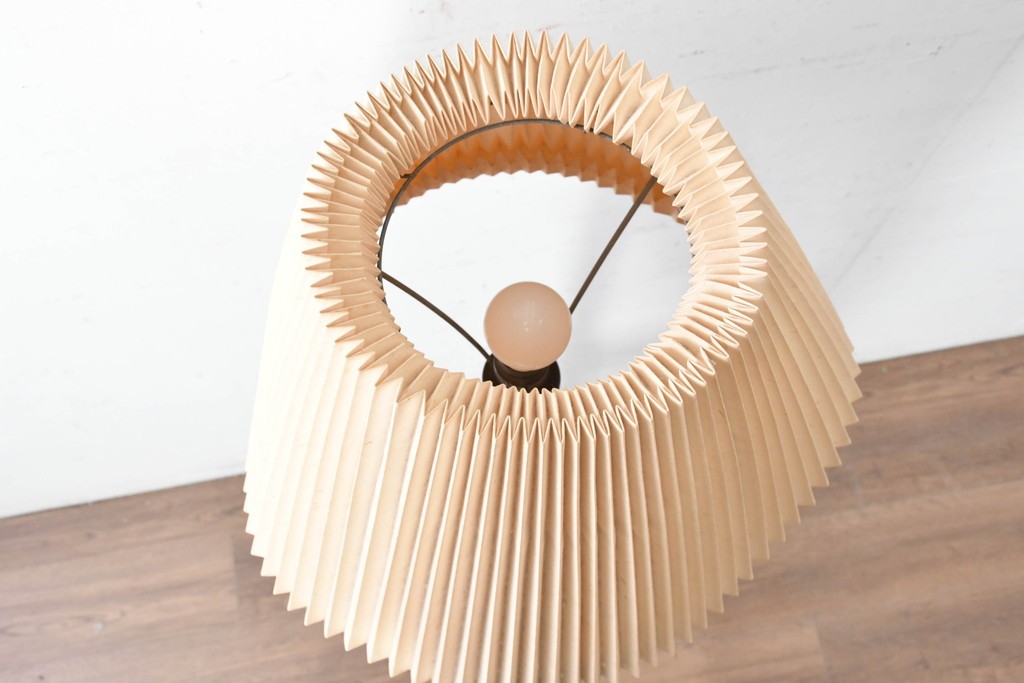 ヴィンテージ照明　松本民芸家具　挽き物の三本脚が目を惹くB型フロアスタンド　(R-087005)