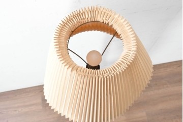 ヴィンテージ照明　松本民芸家具　挽き物の三本脚が目を惹くB型フロアスタンド　(R-087005)