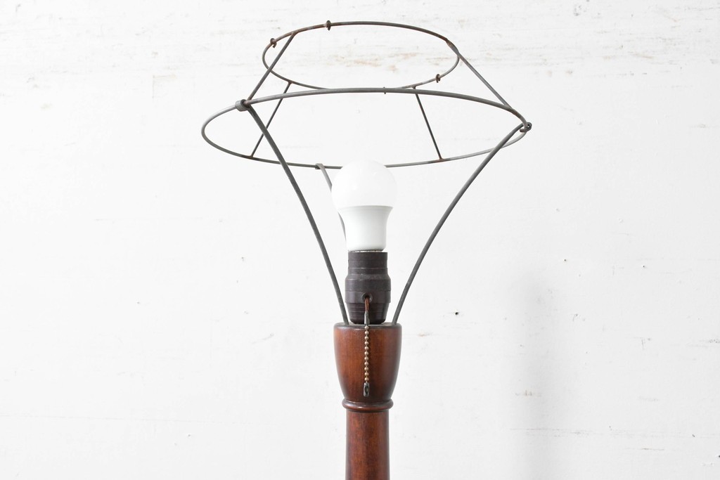 ヴィンテージ照明　松本民芸家具　挽き物の三本脚が目を惹くB型フロアスタンド　(R-087005)