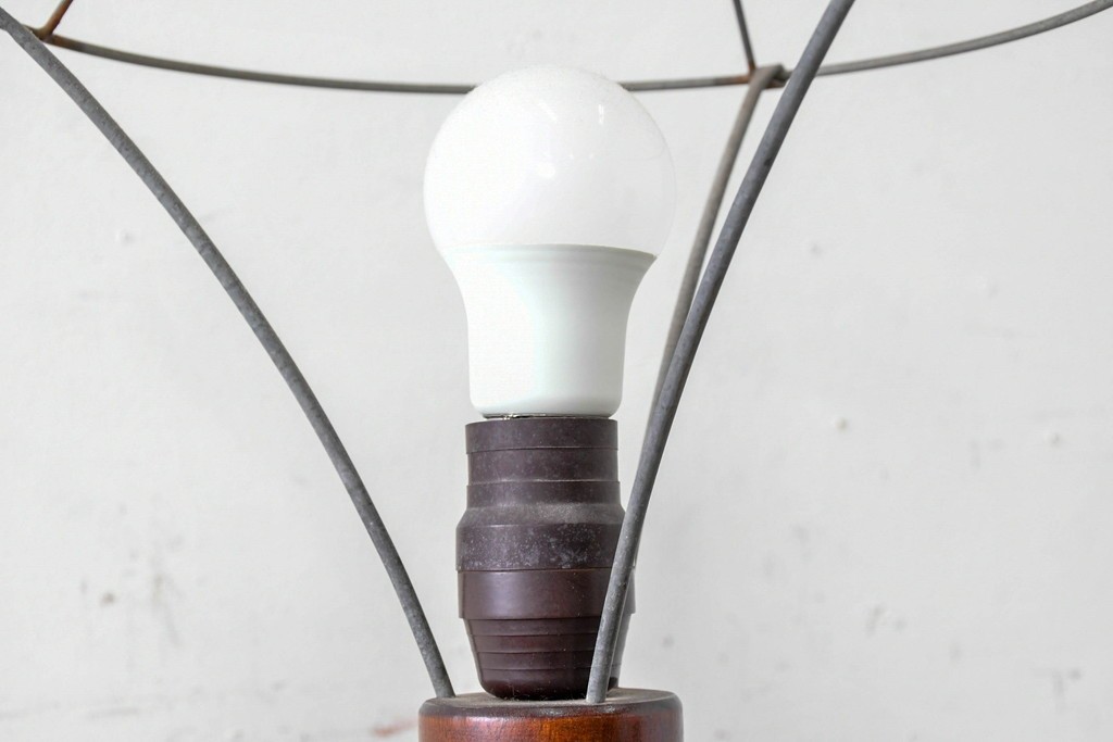 ヴィンテージ照明　松本民芸家具　挽き物の三本脚が目を惹くB型フロアスタンド　(R-087005)