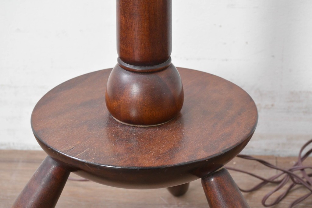 ヴィンテージ照明　松本民芸家具　挽き物の三本脚が目を惹くB型フロアスタンド　(R-087005)