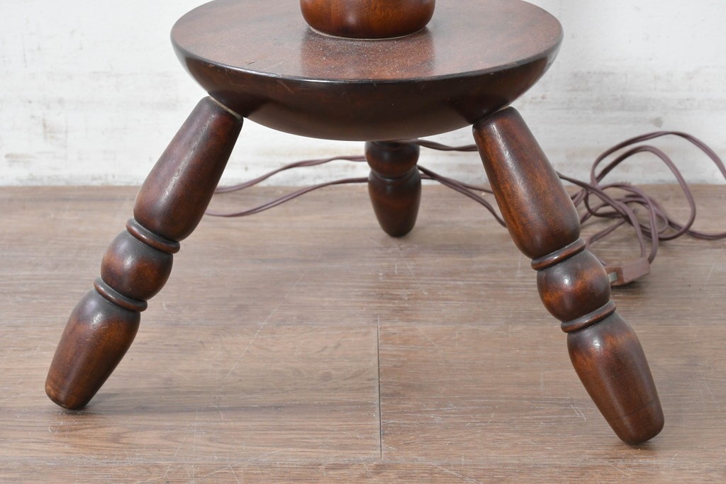 ヴィンテージ照明　松本民芸家具　挽き物の三本脚が目を惹くB型フロアスタンド　(R-087005)