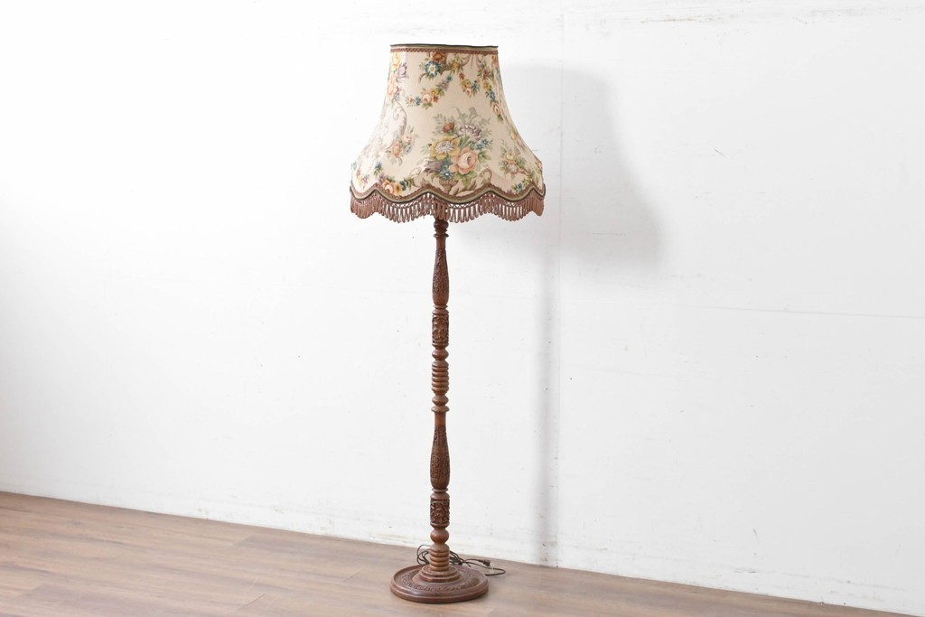 アジアンビンテージ　チーク材　オリエンタルな彫刻が存在感を放つフロアランプ　(R-087006)