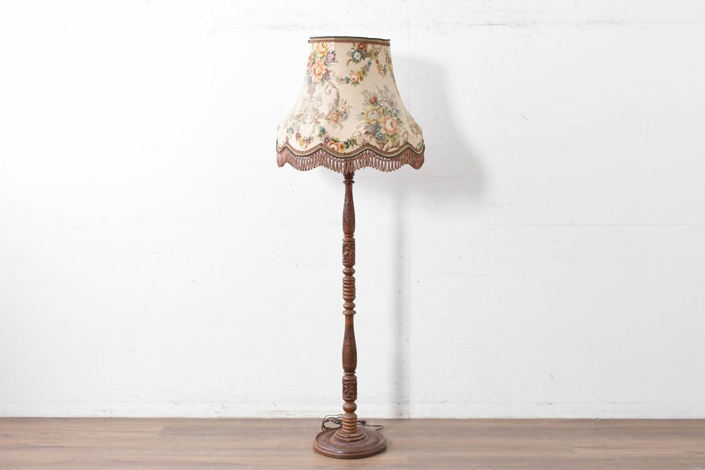 アジアンビンテージ　チーク材　オリエンタルな彫刻が存在感を放つフロアランプ　(R-087006)