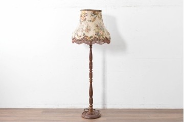 アジアンビンテージ　チーク材　オリエンタルな彫刻が存在感を放つフロアランプ　(R-087006)