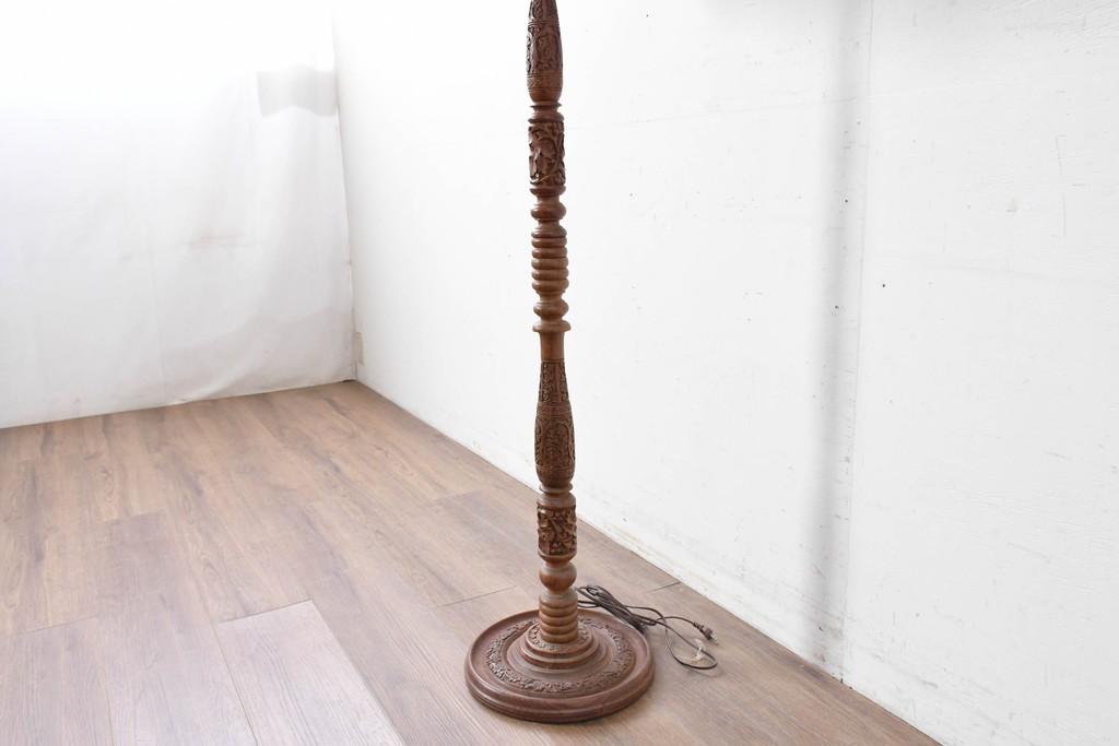 アジアンビンテージ　チーク材　オリエンタルな彫刻が存在感を放つフロアランプ　(R-087006)