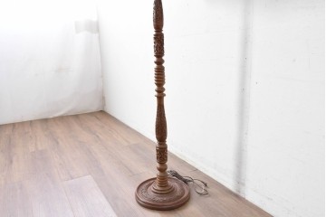 アジアンビンテージ　チーク材　オリエンタルな彫刻が存在感を放つフロアランプ　(R-087006)
